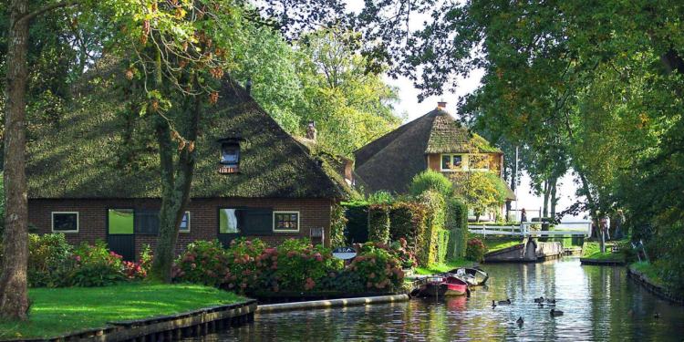 Cozy and Inviting: Hygge-Inspired Home Decor Tips